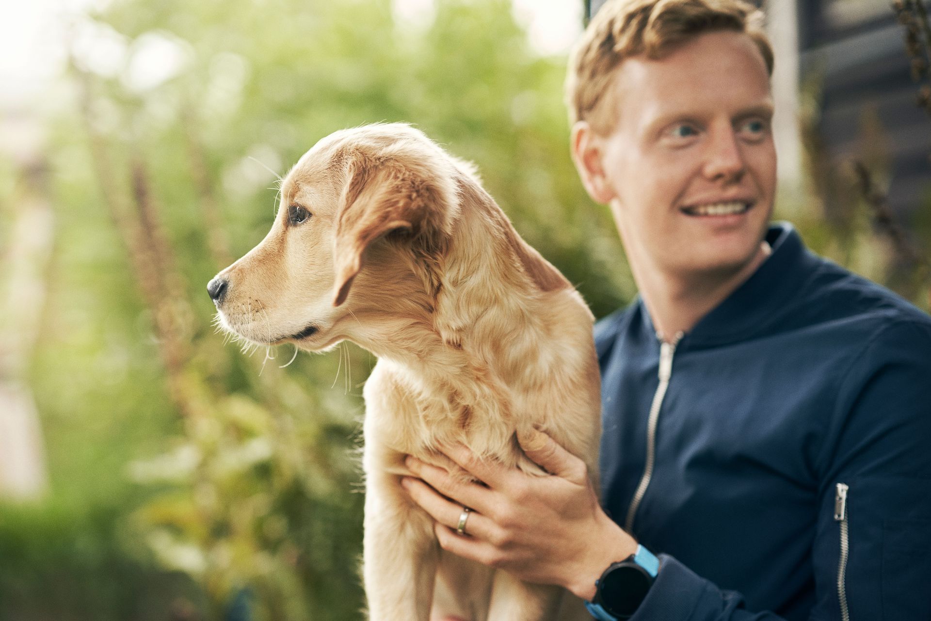 Junge streichelt draußen einen Hund