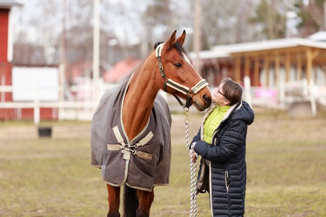 Frau mit Pferd