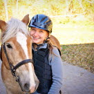 Mädchen mit Pony beim Probereiten vor dem Kauf